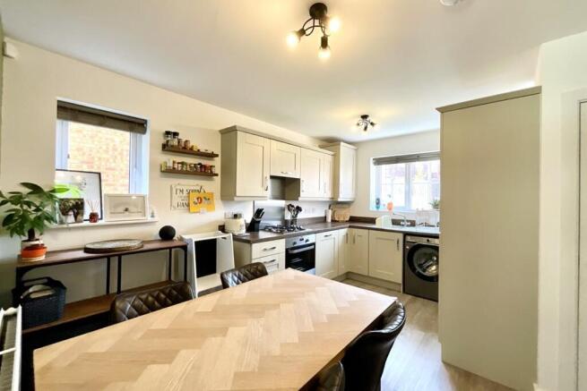 3 bed Semi-Detached for sale Image 3