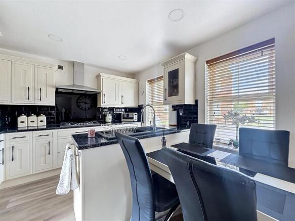 4 bed House for sale Image 10