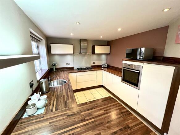 KITCHEN/BREAKFAST ROOM