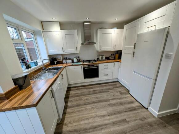 37 Cheshire Close kitchen 2.jpg