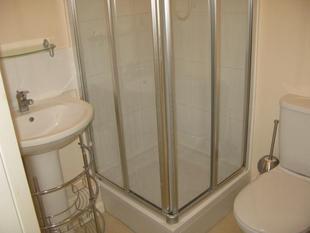 EN-SUITE SHOWER ROOM