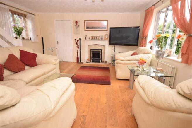 LOUNGE / DINING ROOM