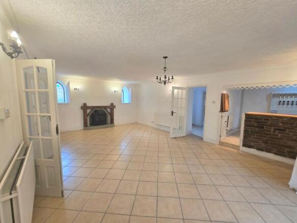 LOUNGE/DINING ROOM