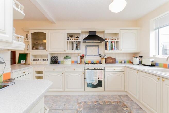 KITCHEN / BREAKFA...