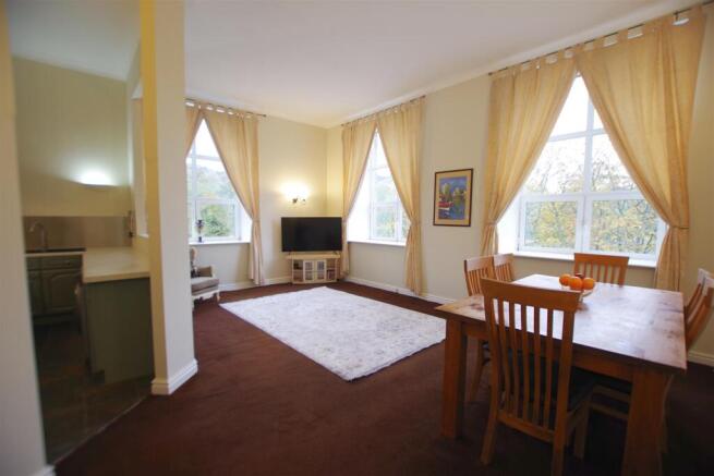 2 bed Apartment to rent Image 4