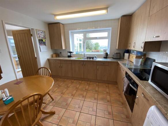KITCHEN/BREAKFAST ROOM