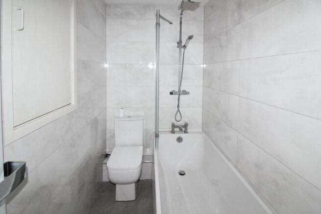 BATHROOM  / WC: