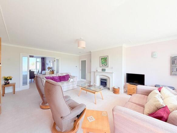 3 bed Flat for sale Image 4
