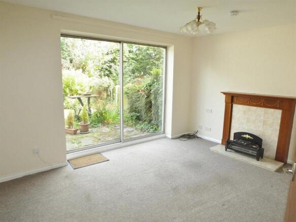 4 - living room.jpg
