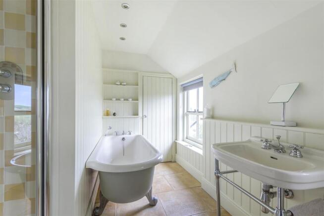 Bathroom 1.jpg