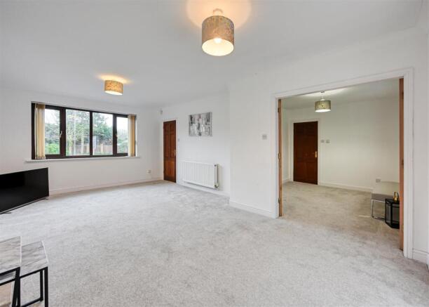 15 Midhurst Grove-5.jpg