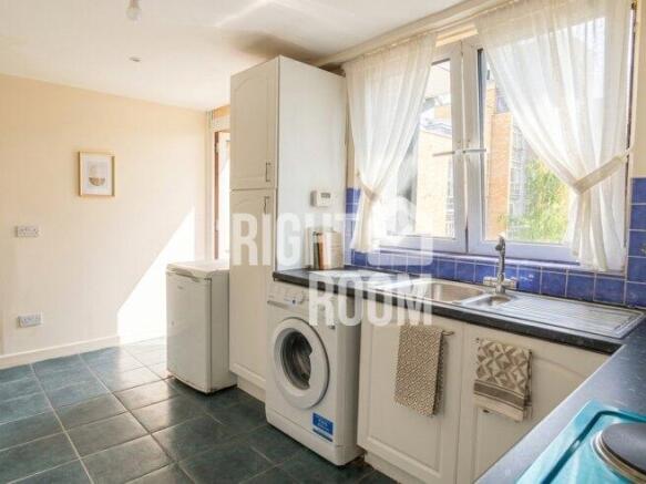 room-2-flat-12-gilbertson-house-e14-8pl-1064324