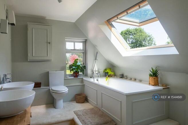 Main Ensuite Bathroom