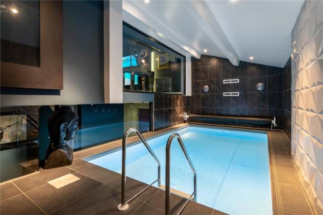 5 bed Detached to rent Image 8