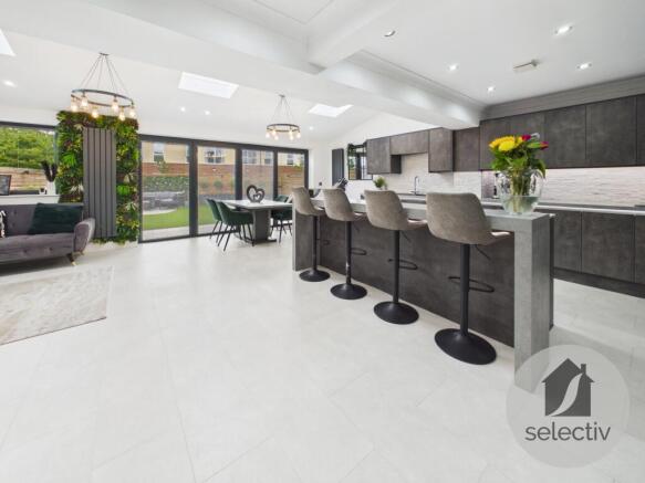 5 bed Detached for sale Image 6