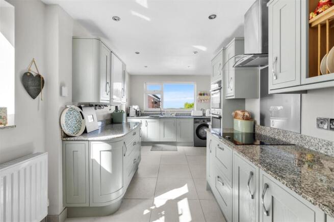 3 bed Semi-Detached for sale Image 4