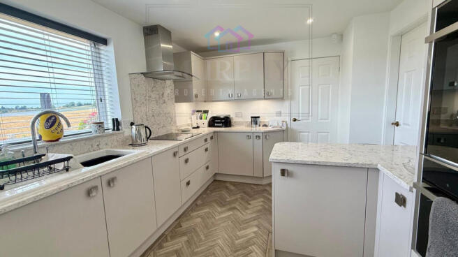 4 bed Detached for sale Image 9