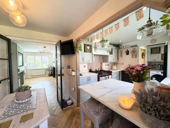 4 bed Detached for sale Image 7