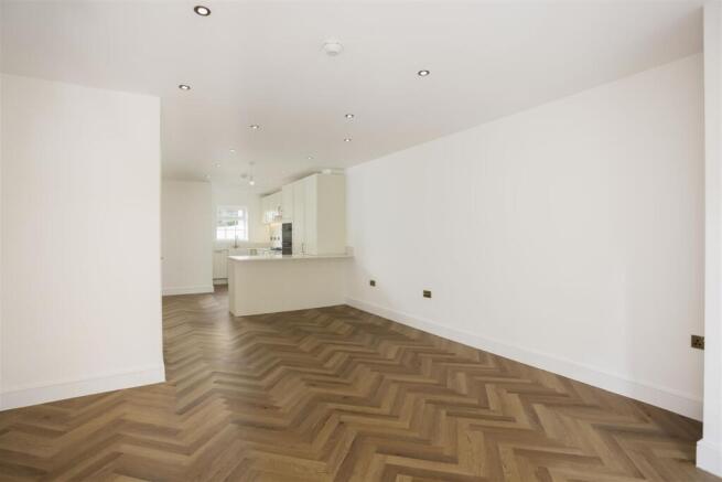 4 bed Semi-Detached for sale Image 4