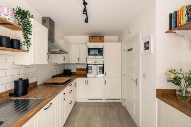 Cane Hill Drive, Coulsdon, CR5 photo 4