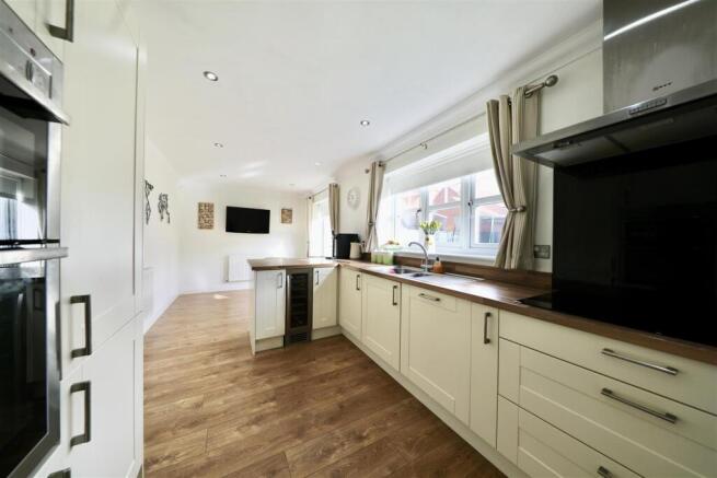 4 bed Detached for sale Image 10