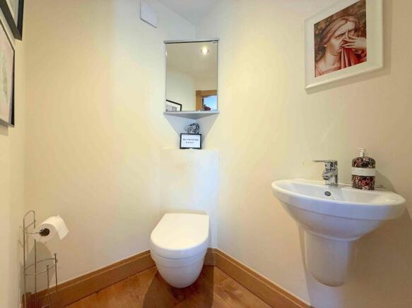 5 bed Detached for sale Image 10