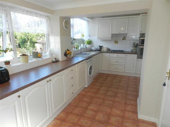 MODERN KITCHEN