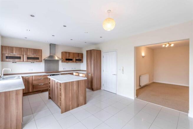 4 bed Detached for sale Image 6