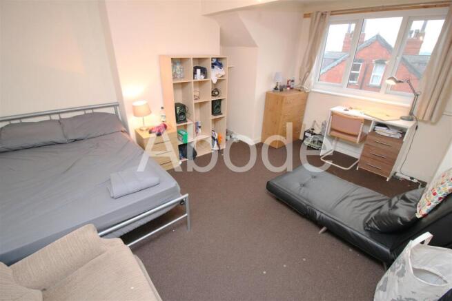 4 bed House to rent Image 9