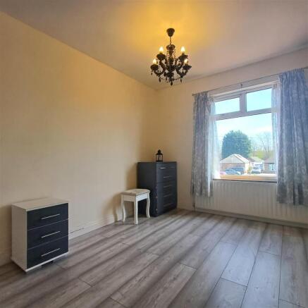 4 bed House to rent Image 12