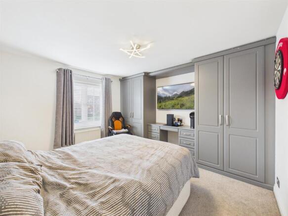 5 bed Detached for sale Image 8