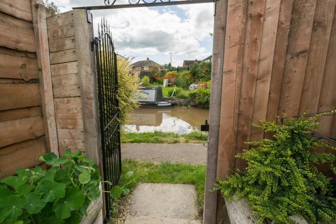 Gate to canal 
