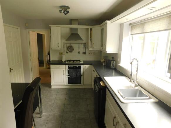 KITCHEN/DINING AREA