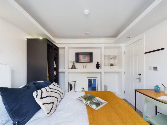 Bright, well-presented double bedroom with a co...