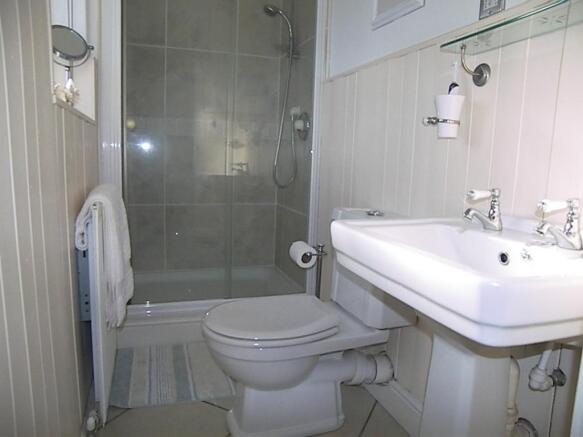EN-SUITE SHOWER ROOM