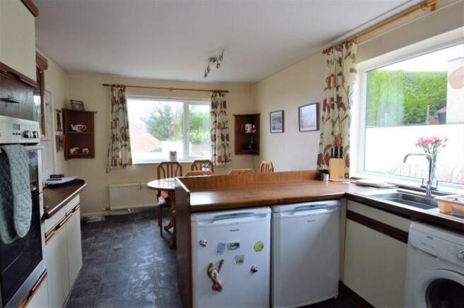 KITCHEN/DINING...