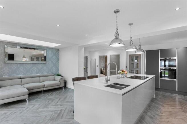 4 bed Semi-Detached for sale Image 11