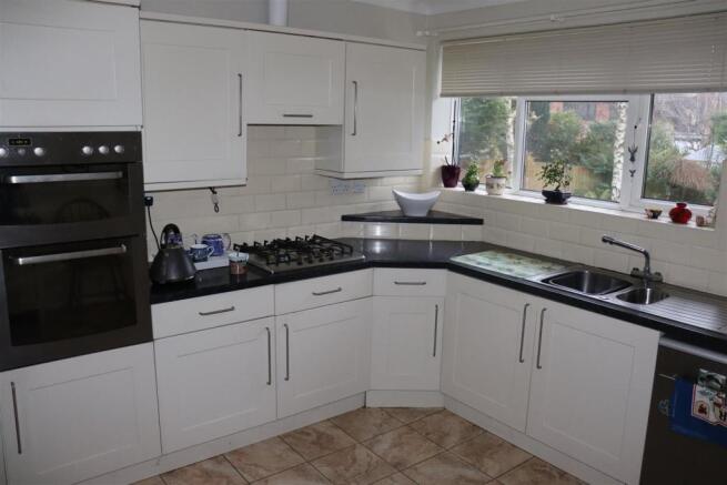 MODERN FITTED KITCHEN