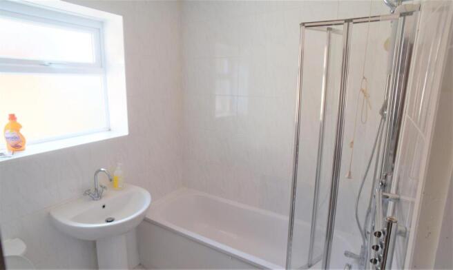 bath upstairs.JPG