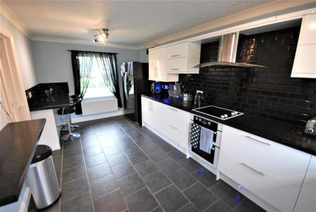 KITCHEN/BREAKFAST: