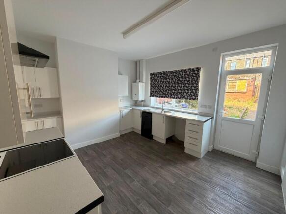 2 bed Terraced to rent Image 7