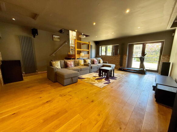 6 bed Detached for sale Image 12