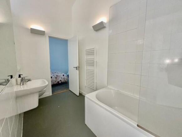2 bed Flat to rent Image 10