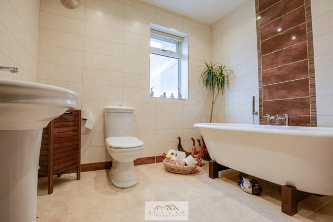 5 bed Detached Bungalow for sale Image 10