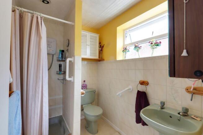 Ensuite to Bed 1
