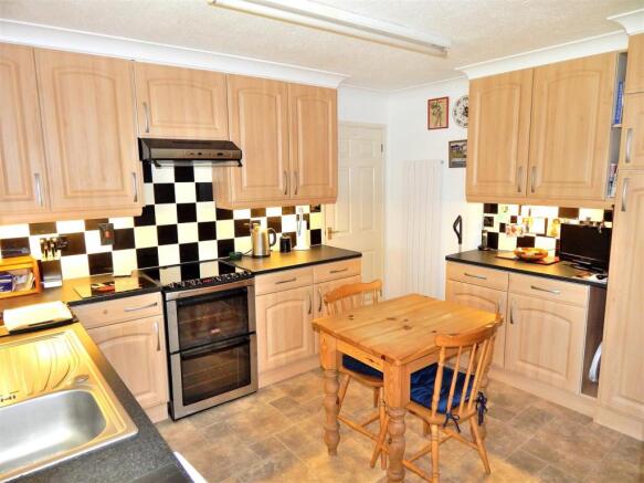 KITCHEN 1.JPG