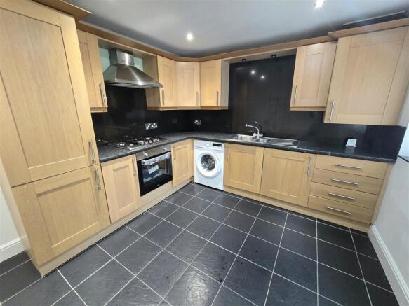 2 bed Apartment to rent Image 4
