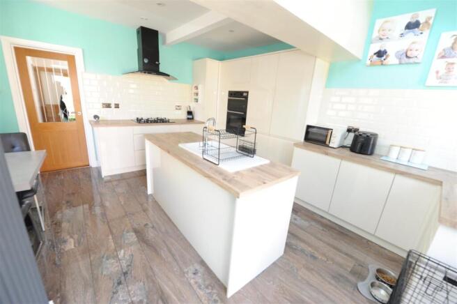 4 bed Semi-Detached for sale Image 9