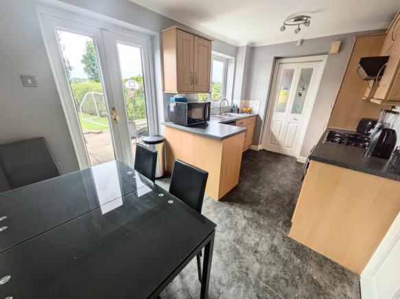 4 bed Semi-Detached for sale Image 4