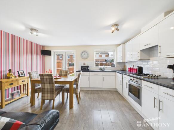 CAM02773G0-PR0352-STILL021